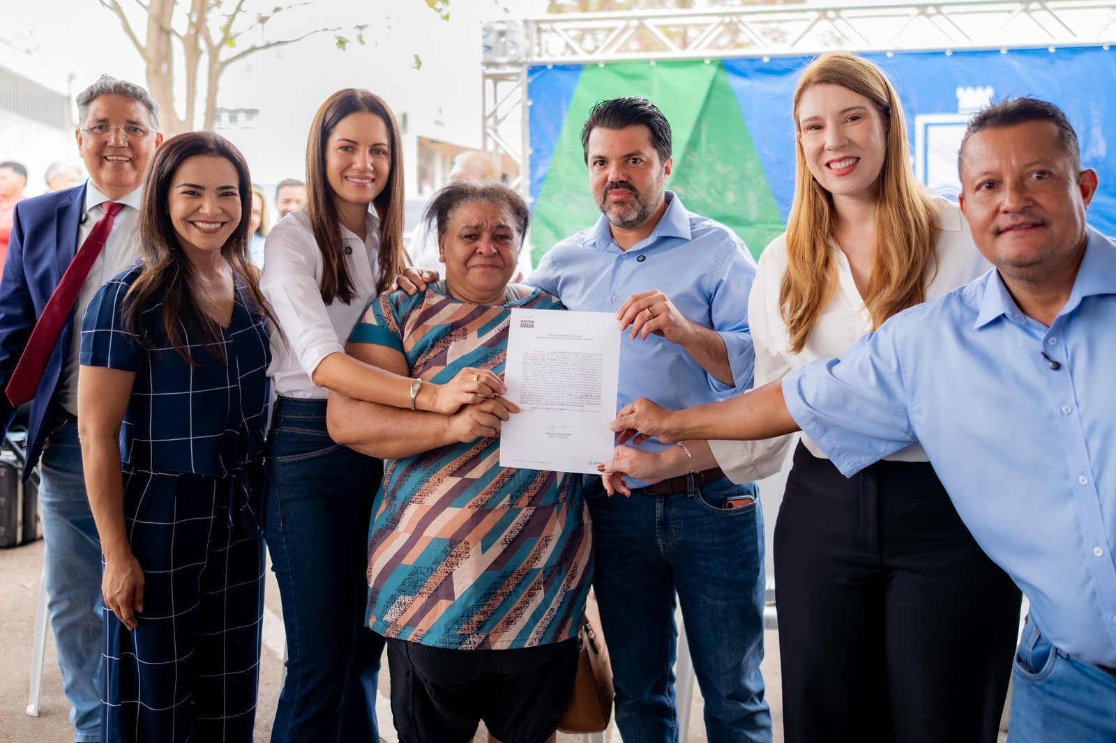 Prefeitura entrega 250 títulos de legitimação de posse a moradores do Novo Paraíso; asfalto e galeria serão próximos benefícios