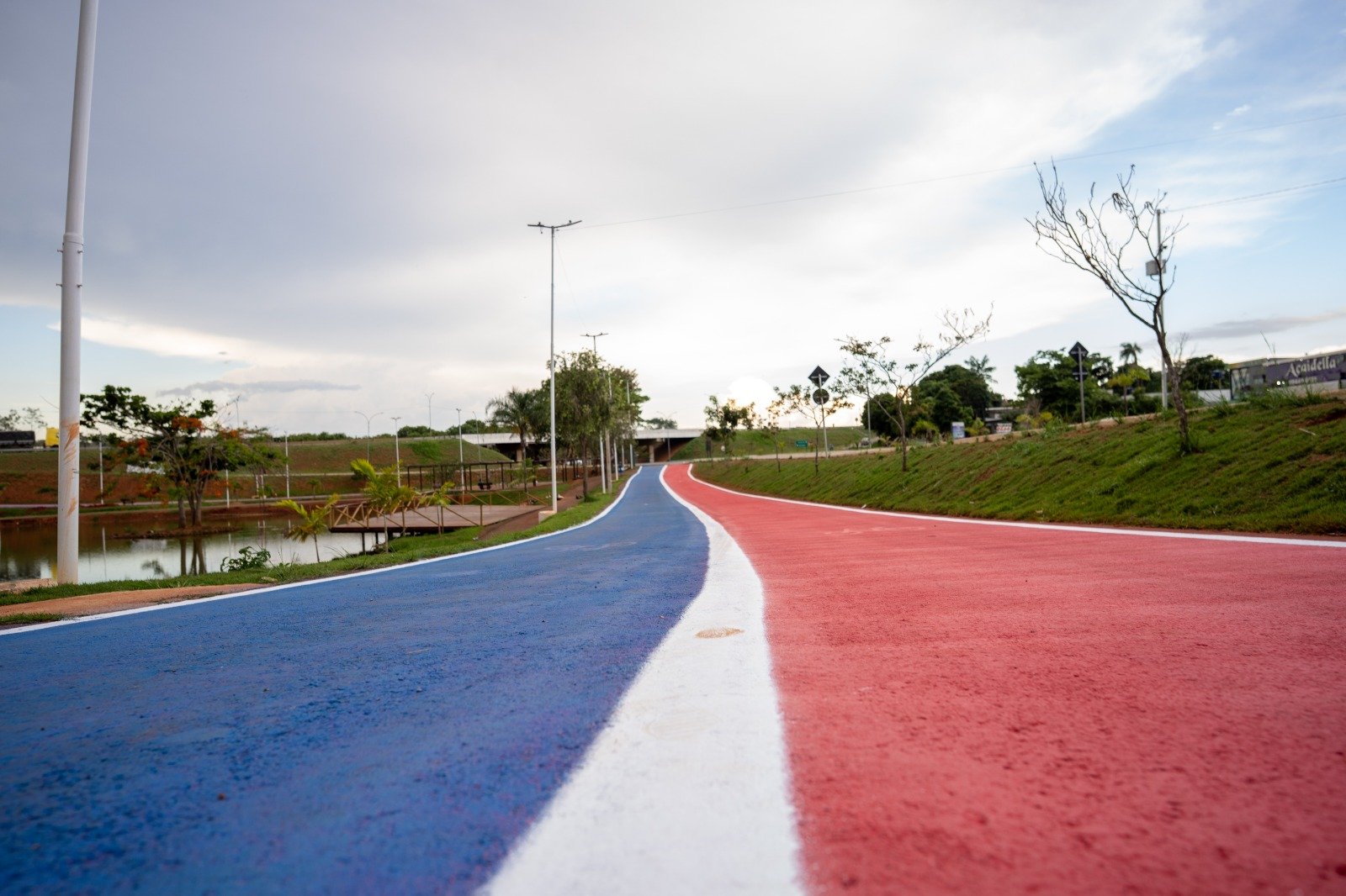Com serviço noturno, Parque da Jaiara recebe pintura da nova pista de corrida e ciclovia