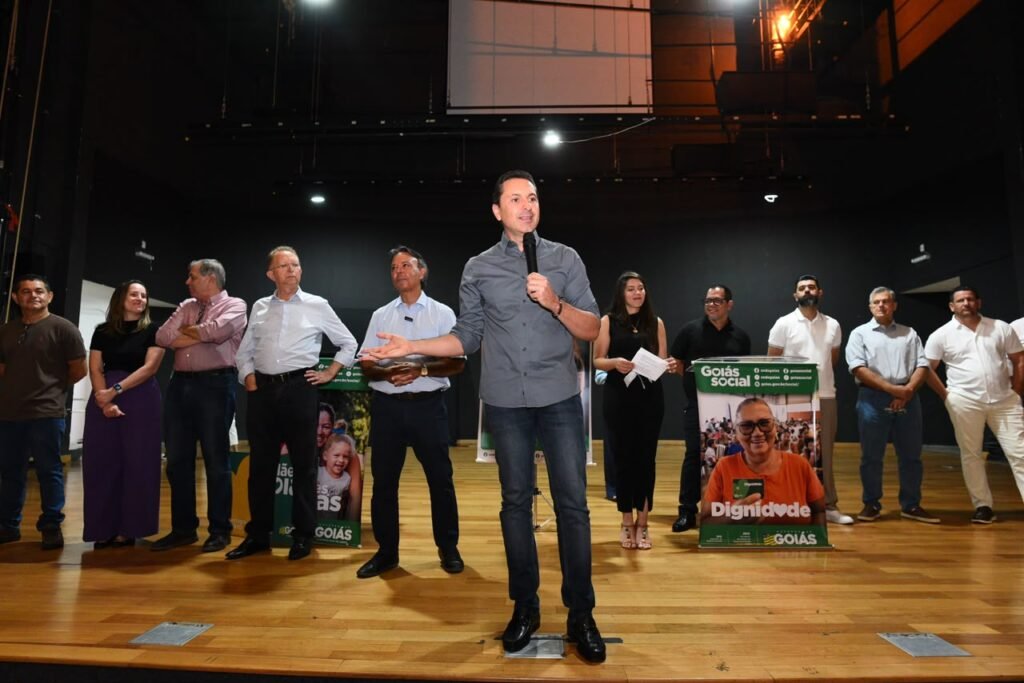 Moradores de Aparecida recebem cartões de programas sociais do Governo de Goiás