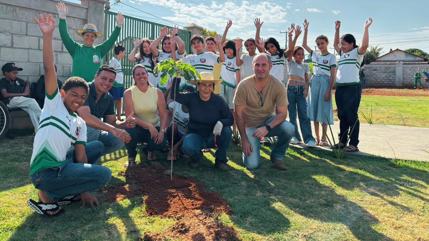 100 novas árvores: alunos participam de plantio no Dia da Árvore em Bela Vista de Goiás