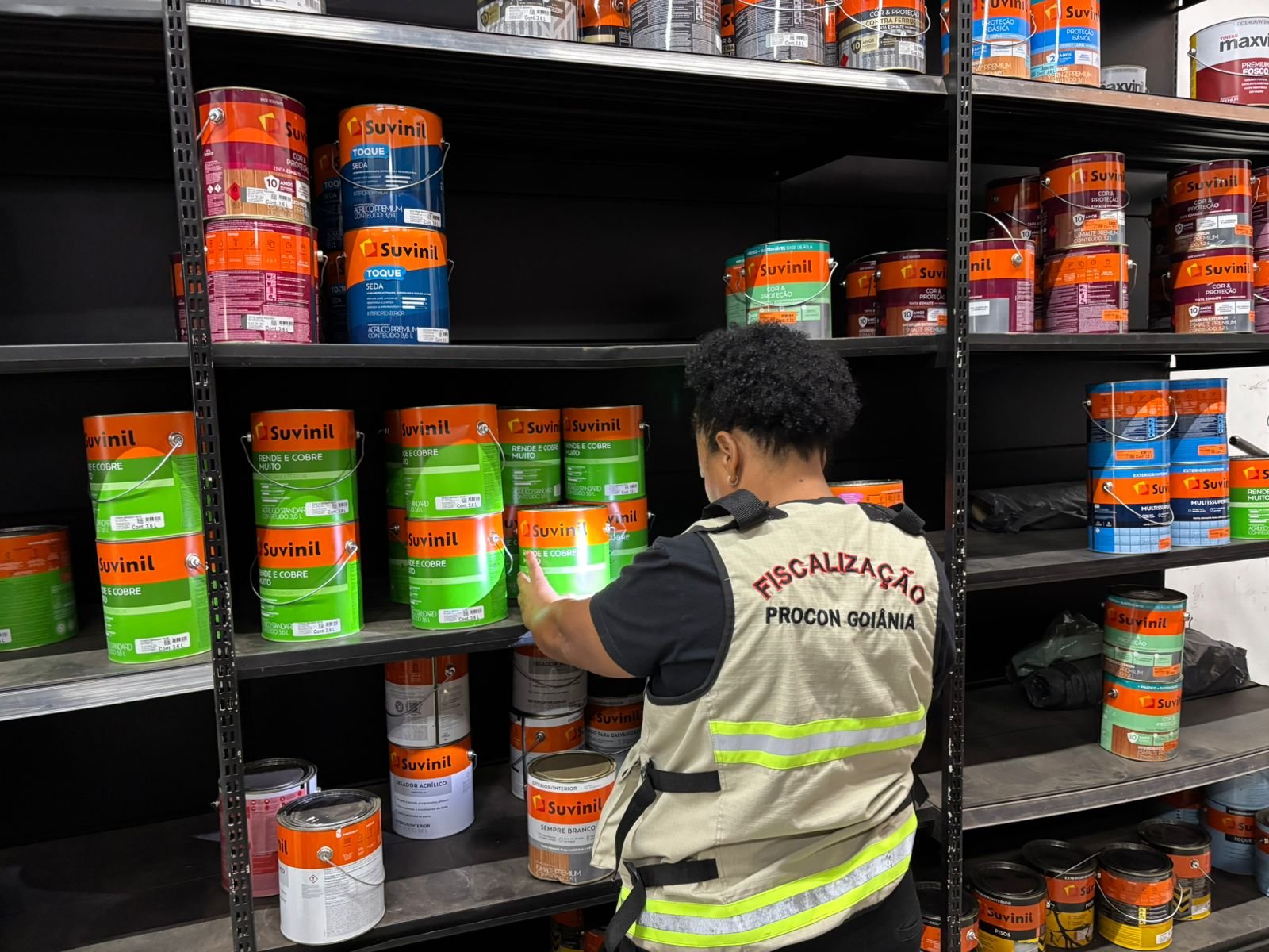 Procon Goiânia autua loja de tintas por comercialização de mais de 200 produtos vencidos