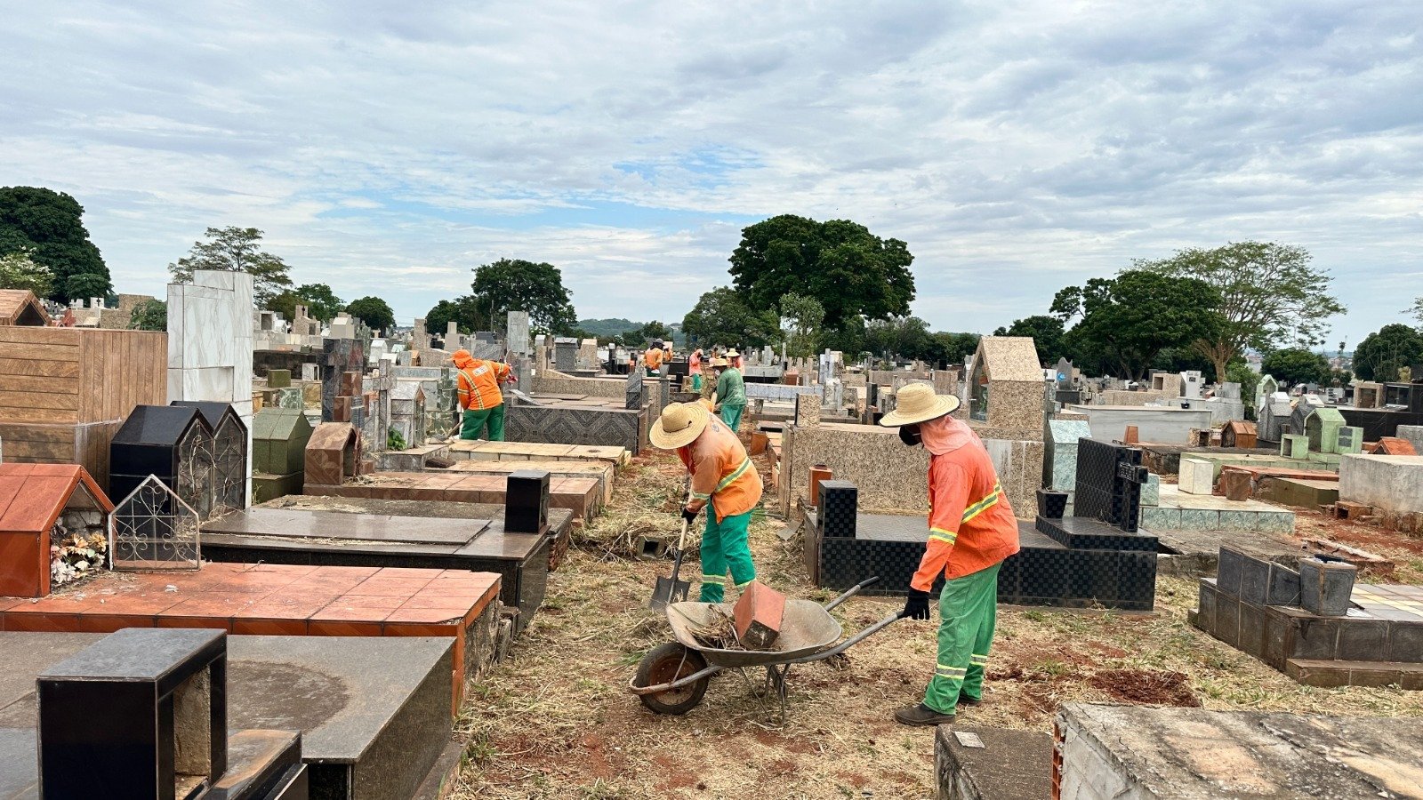 Cemitério Santana recebe serviços de limpeza e manutenção