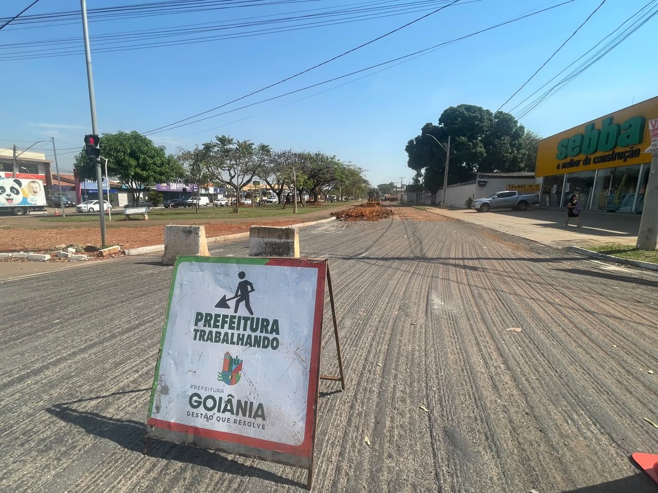 Prefeitura de Goiânia trabalha no recapeamento na Avenida Itália, no Jardim Europa
