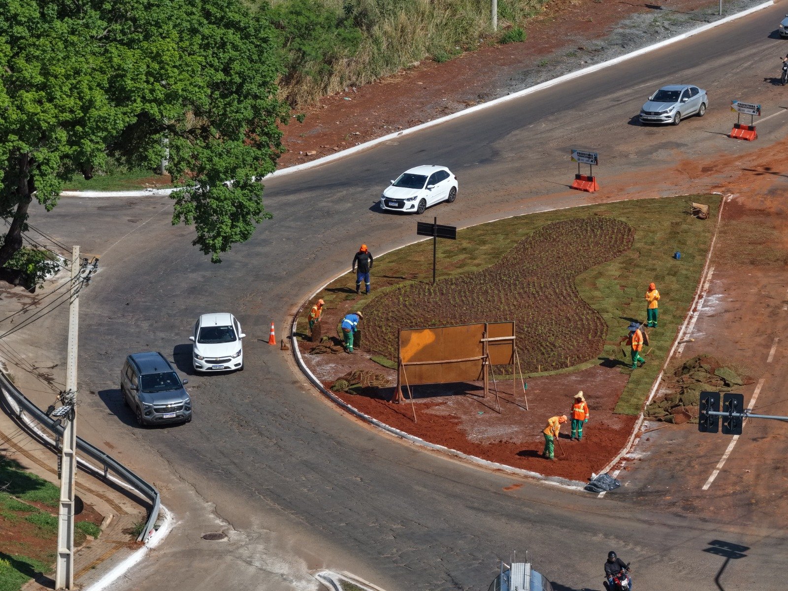Comurg inicia plantio ornamental na rotatória do Hugol