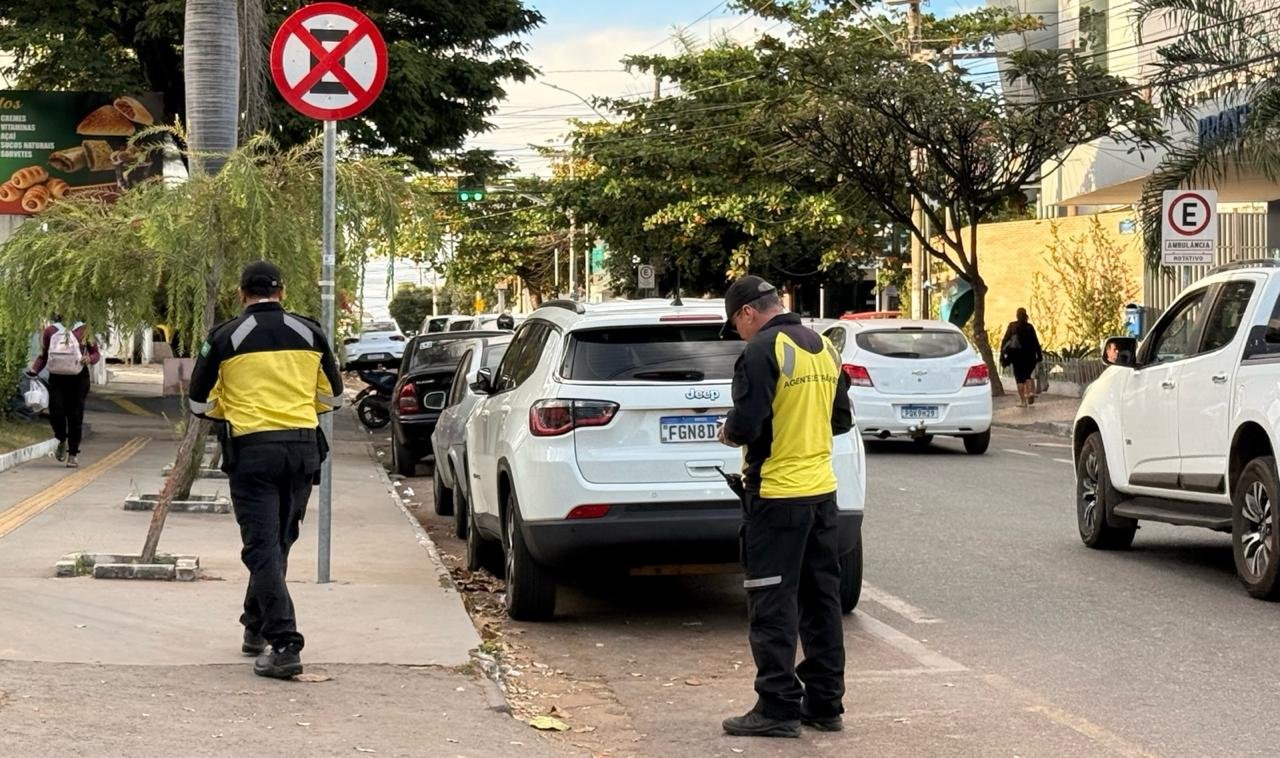 SET intensifica fiscalização de estacionamento irregular em esquinas e calçadas