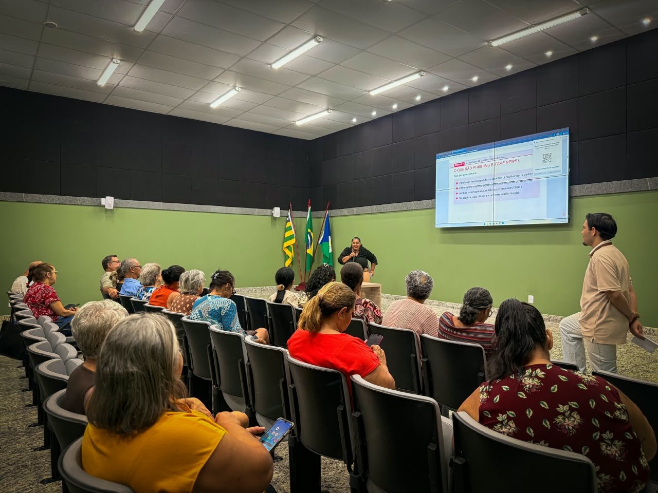 Cidadão Tech 60+ realiza quinta aula no Senaprev com foco em pesquisas e segurança na internet