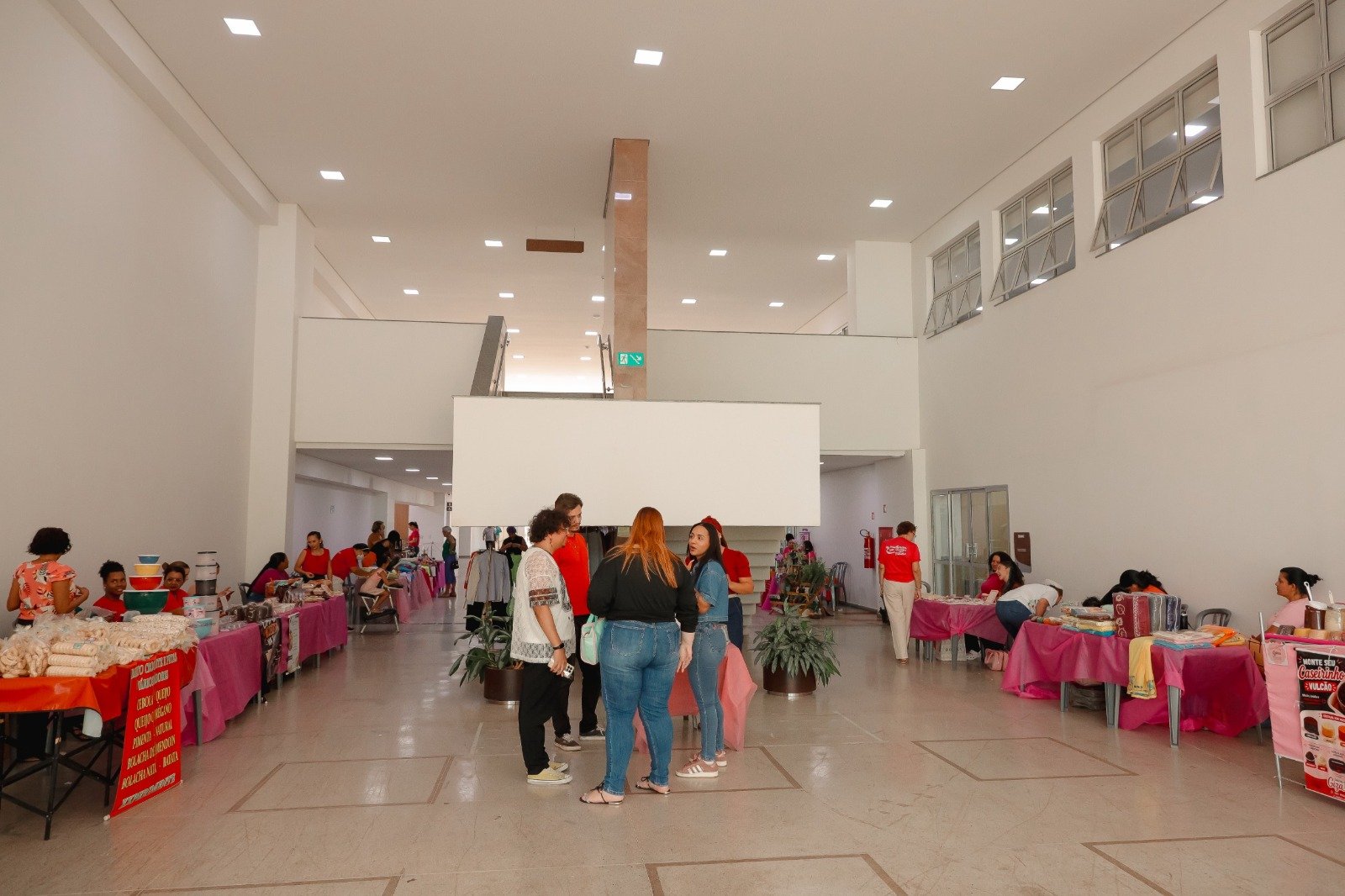 Feira das Mulheres Empreendedoras movimentou o Paço Municipal nesta terça-feira